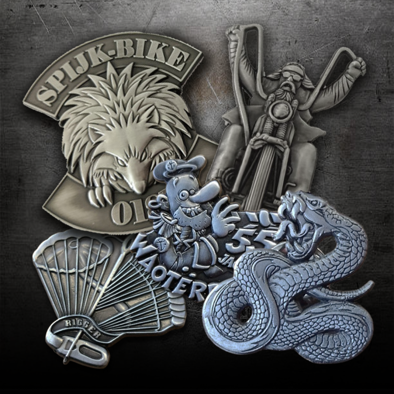 Antiek zilveren 3D speldjes met reliëf, motorclub en custom badges