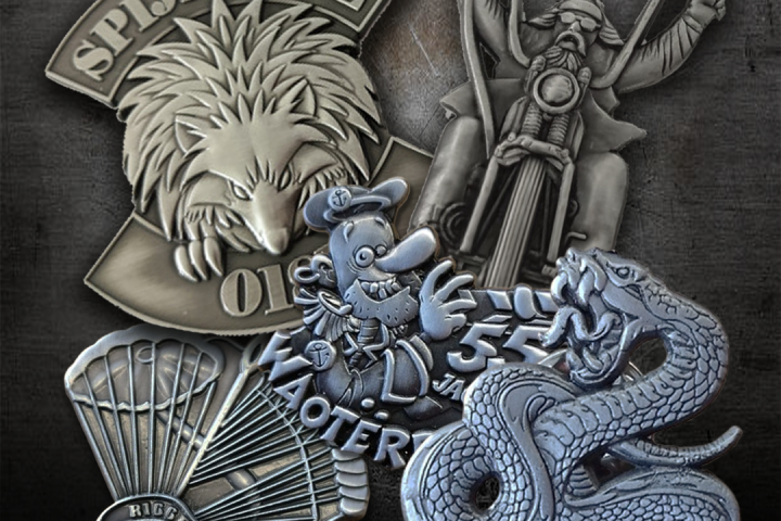 Antiek zilveren 3D speldjes met reliëf, motorclub en custom badges